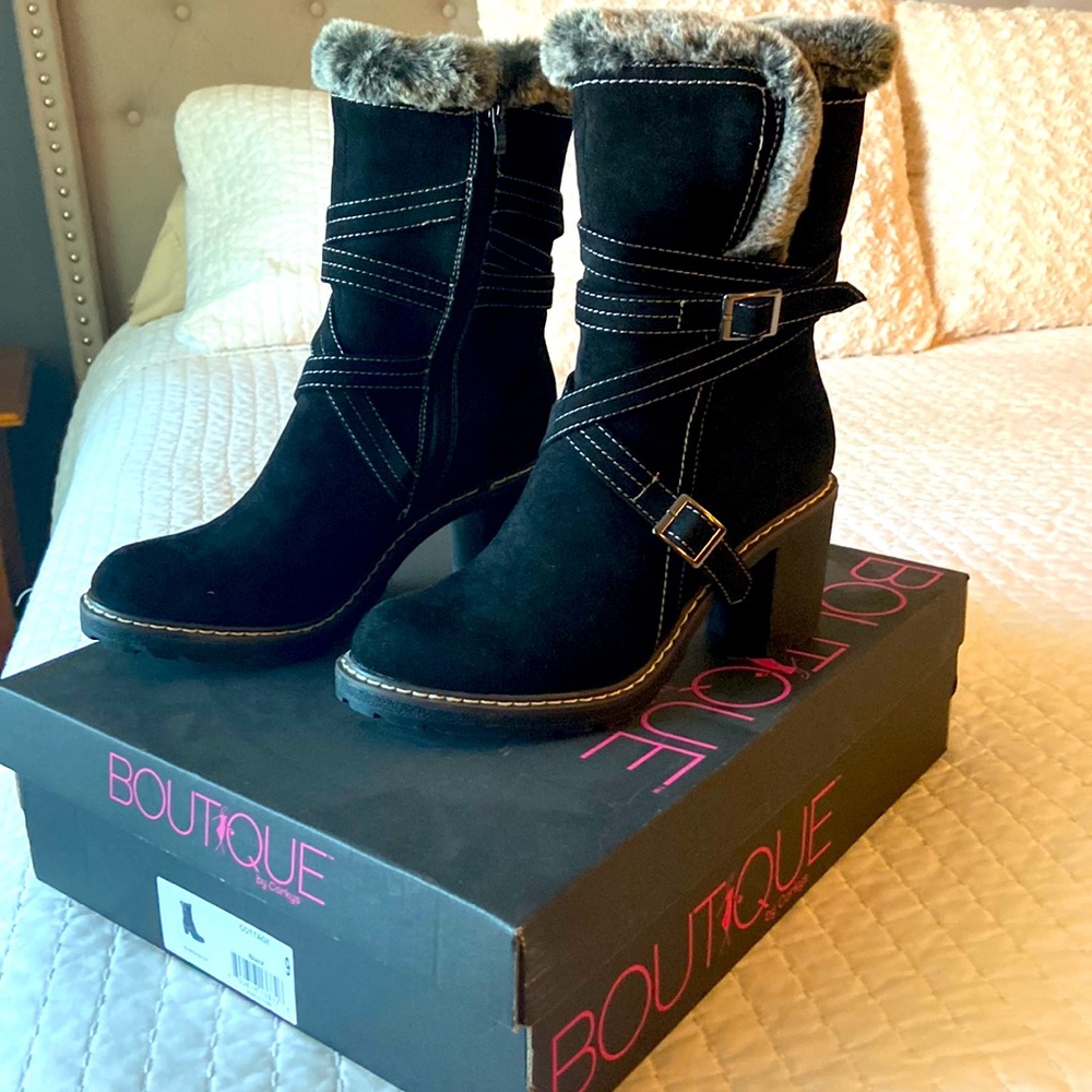 Black fur lined boots, size 9 never worn